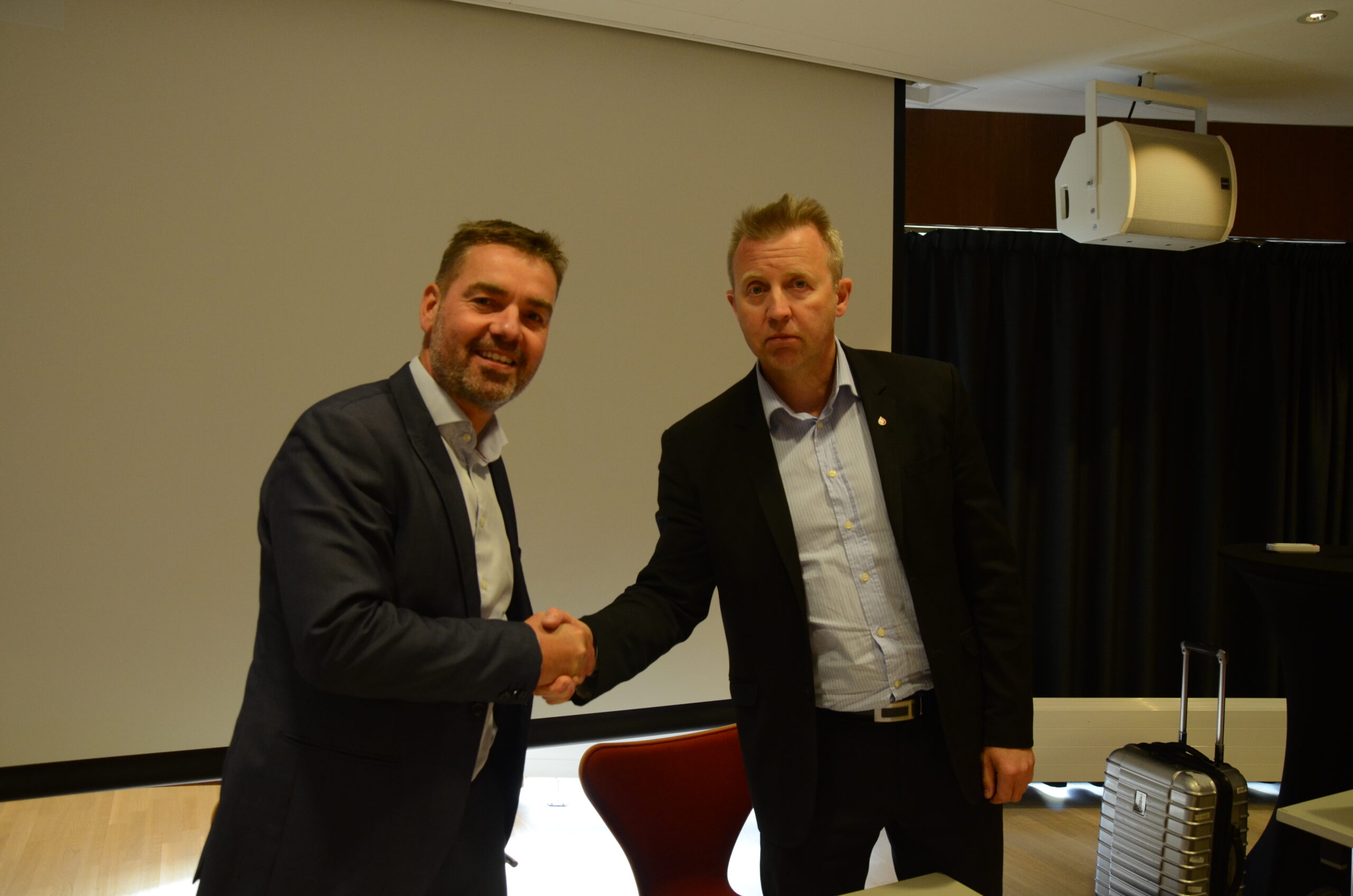 Forhandlingsleder Frode Alfheim i Industri Energi og forhandlingsleder Jakob Korsgaard i Norges Rederiforbund under signeringen torsdag ettermiddag.
