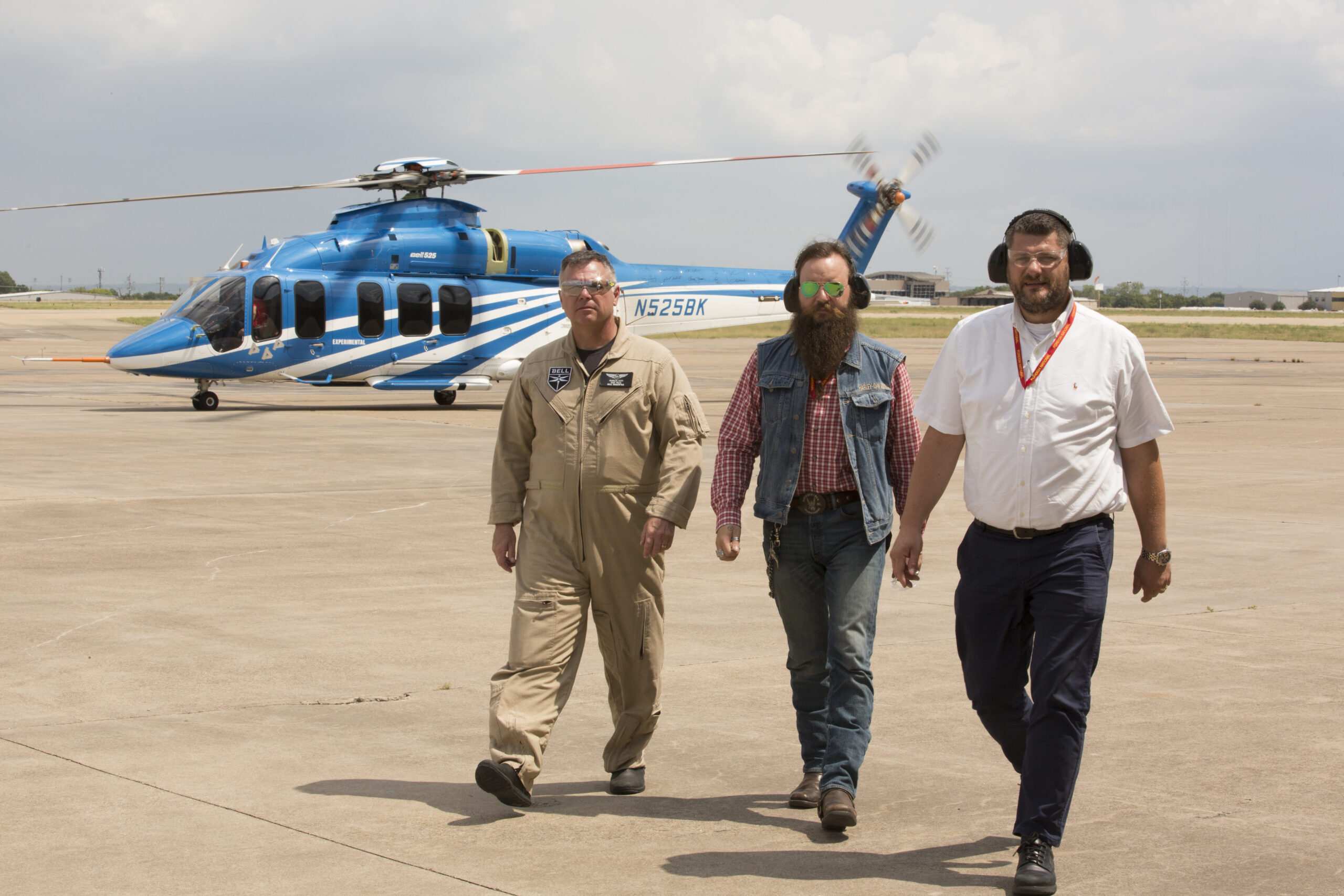 Helikopterutvalgets leder Henrik Fjeldsbø (midten) og Torstein Sandven (th) var med på første flytur med Bell 525 under besøket i Texas. Foto: Bell