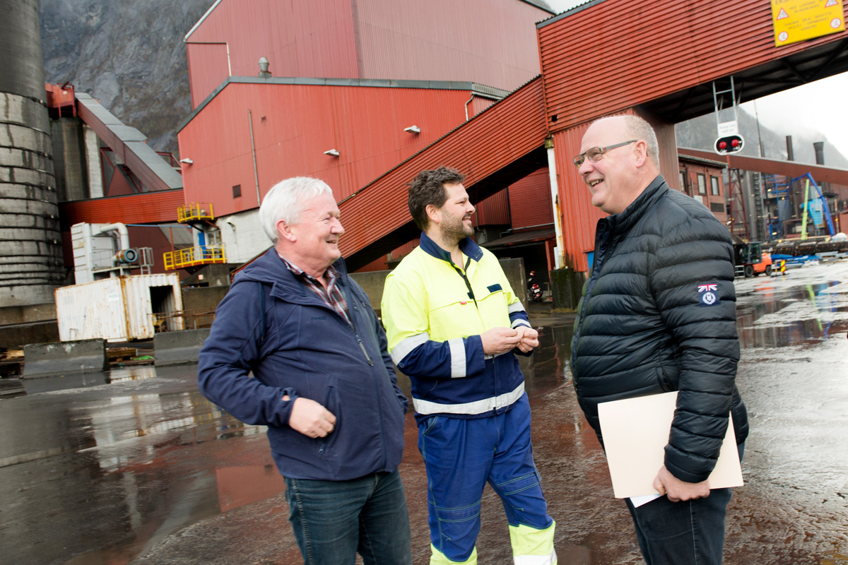 F.v: Administrerende direktør i Tizir Titanium & Iron, Harald Grande, hovedtillitsvalgt Ørjan Andersson og områdeansvarlig i Industri Energi, Asle Reime.