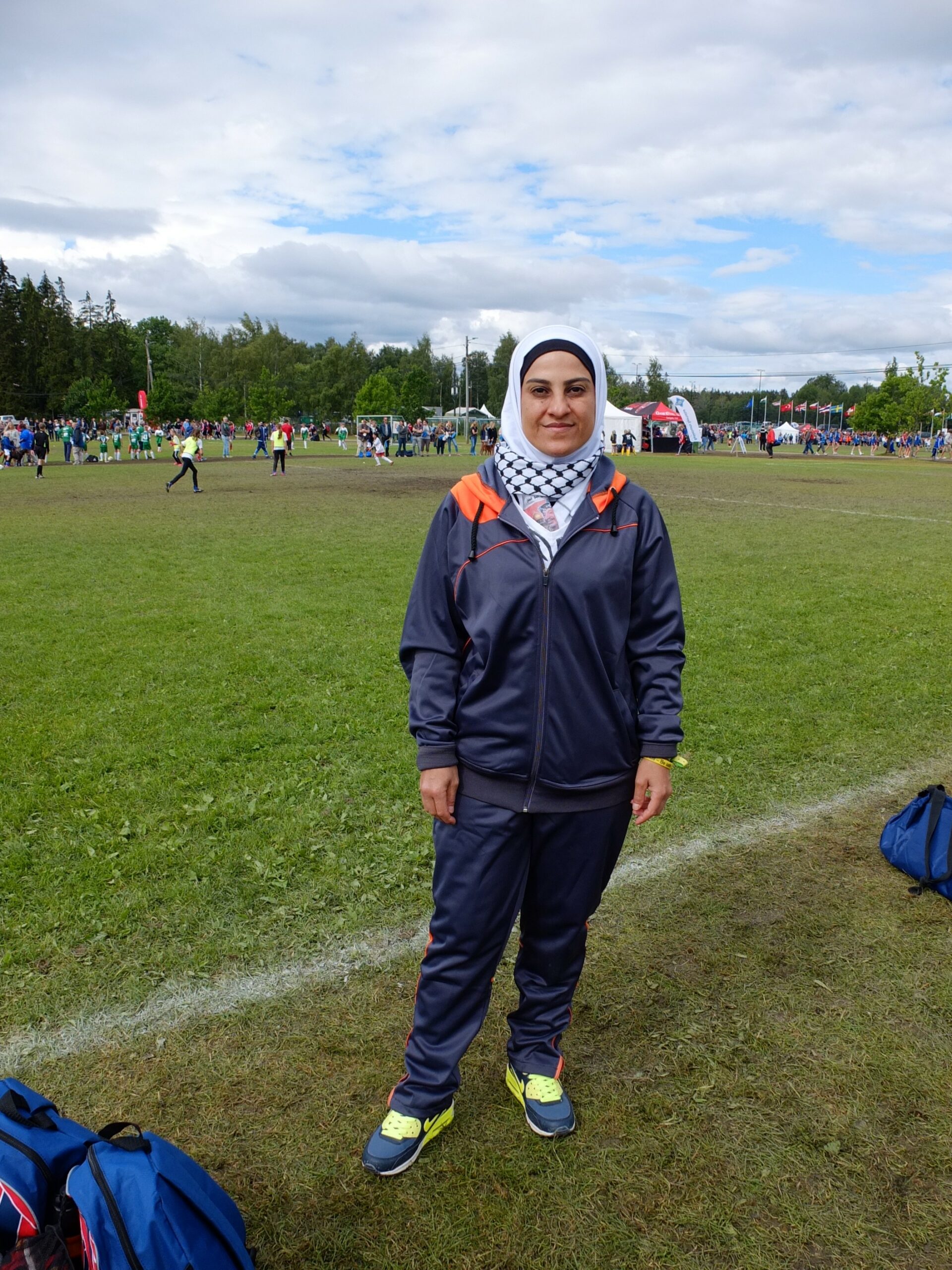 Abeer Hassan er trener for jentelaget Sabra & Shatila Survivors. Hun er veldig stolt over fremgangen til jentene. De vant torsdagens kamp 2-0 mot det norske laget Koll.