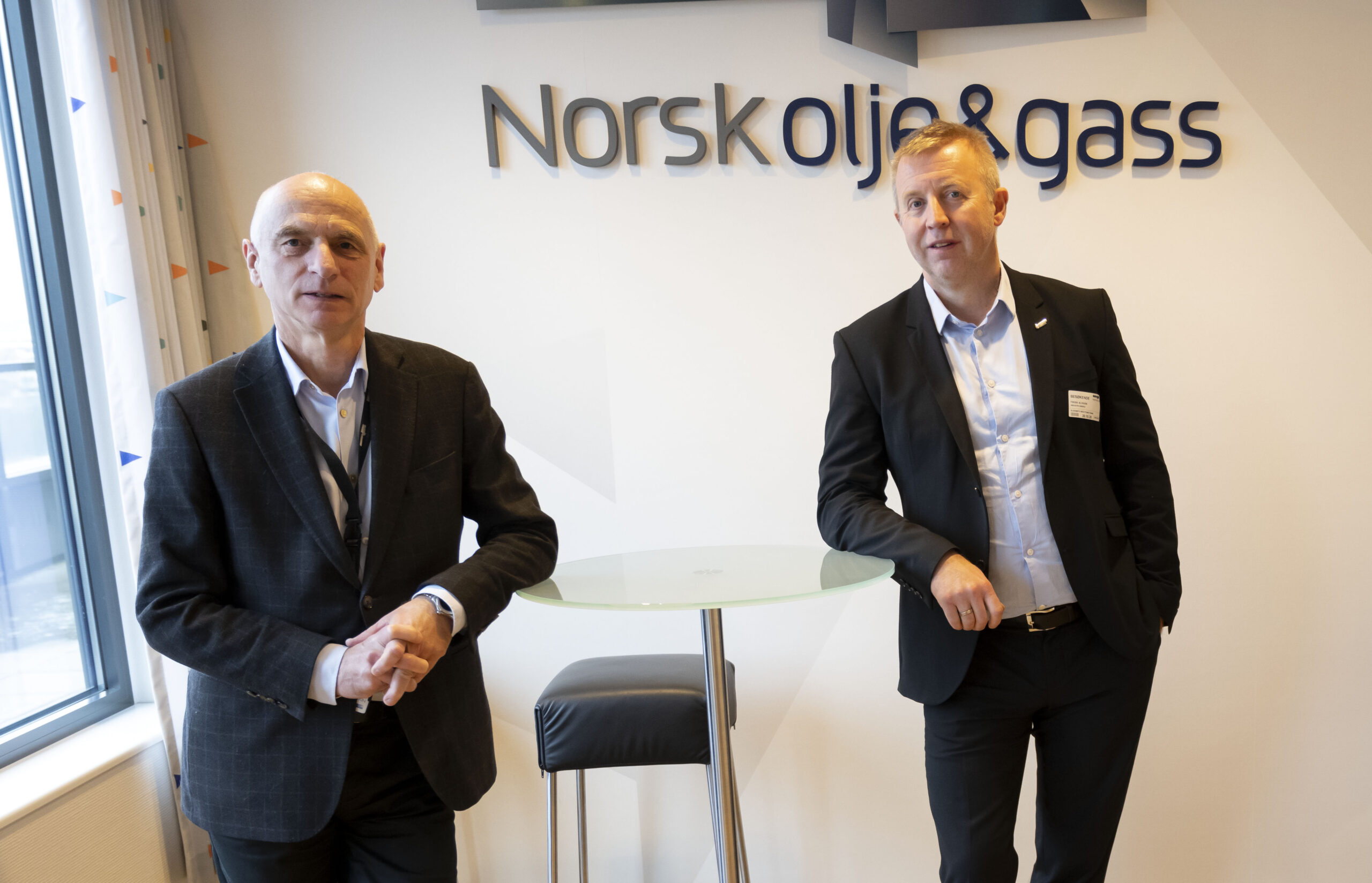 Forhandlingslederne Jan Hodneland fra NOG (tv) og Frode Alfheim fra Industri Energi ved oppstarten av forhandlingene. Foto: Atle Espen Helgesen