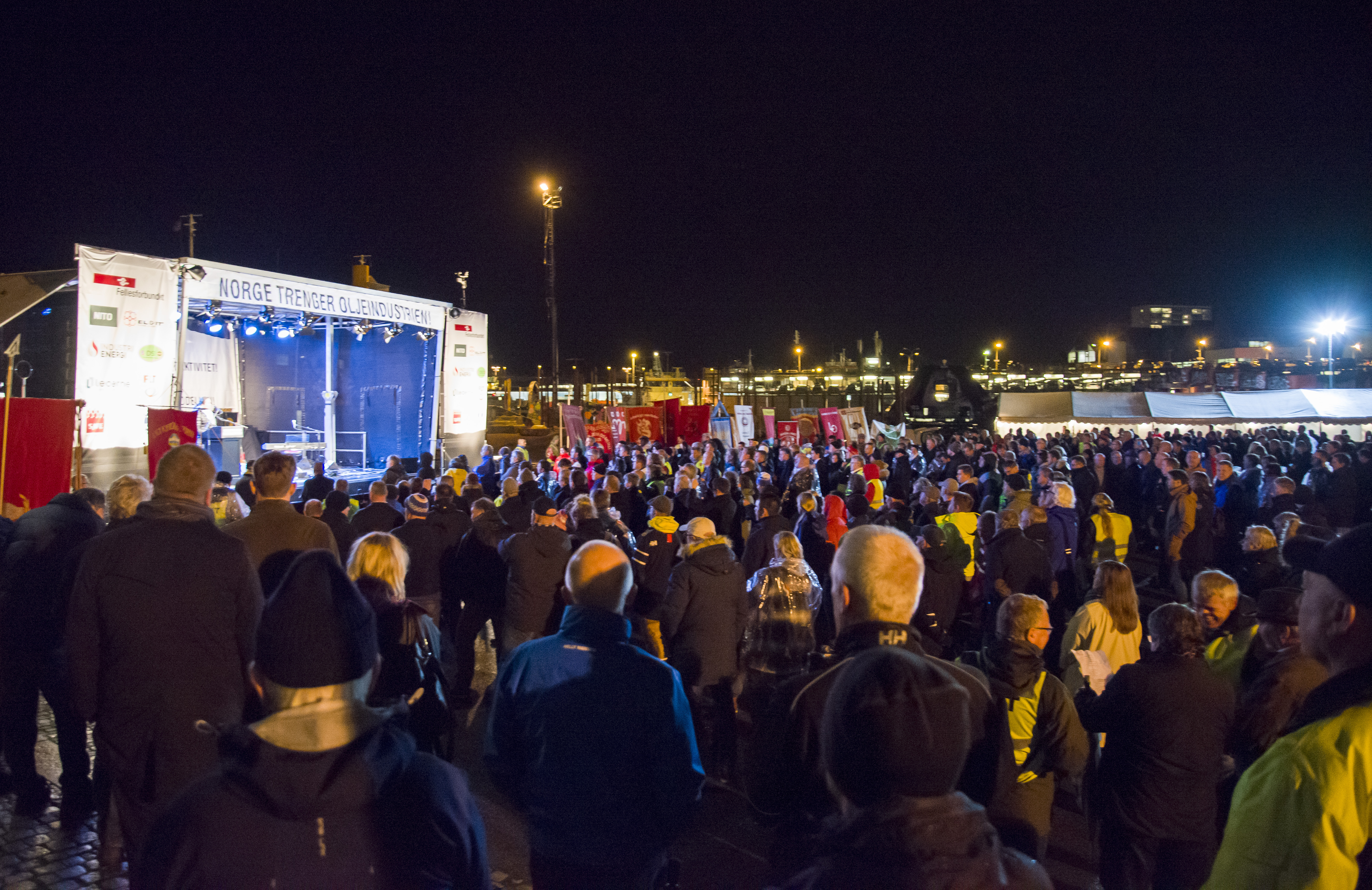 Nær tusen personer hadde møtt opp til politisk markering for oljeindustrien i Stavanger. Foto: Atle Espen Helgesen