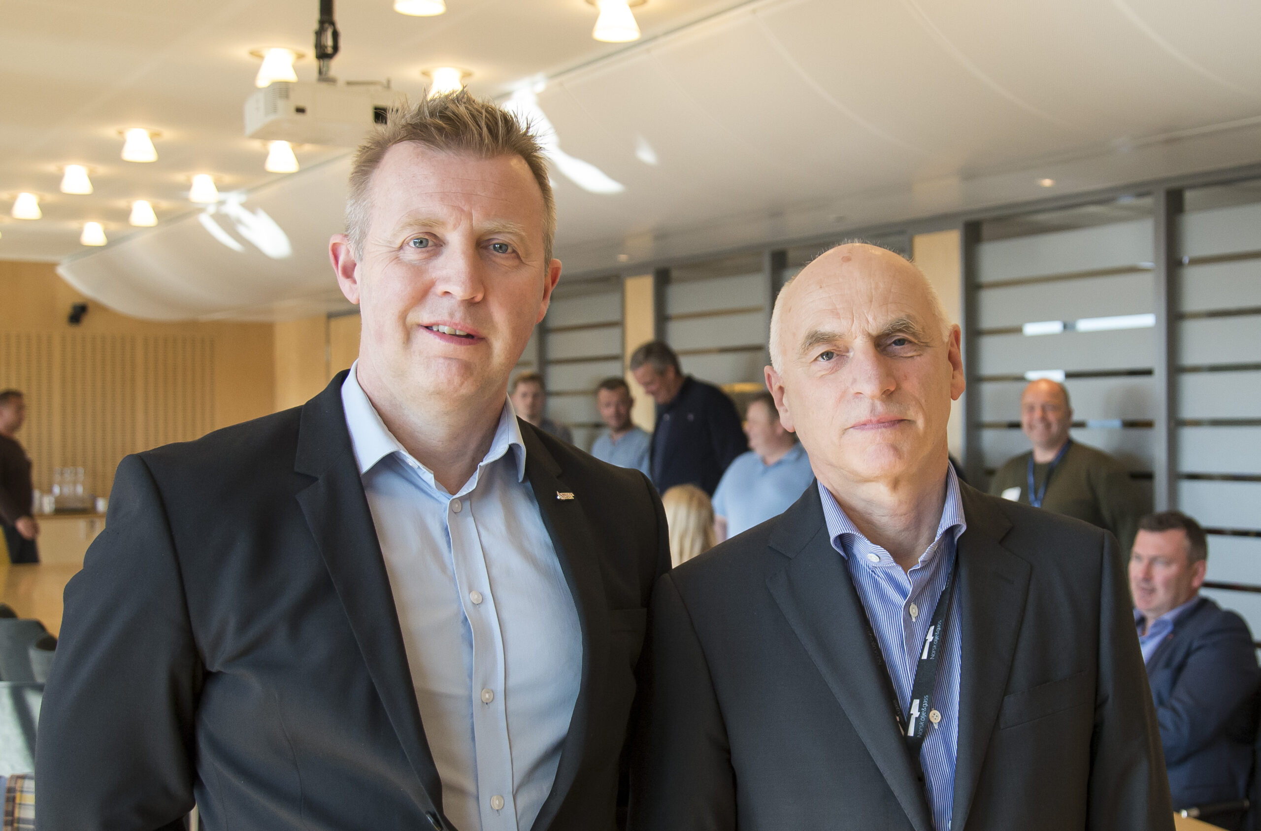 Forhandlingslederne Frode Alfheim (Industri Energi) og Jan Hodneland (Norsk olje og gass) signerte oppgjøret. Foto: Atle Espen Helgesen