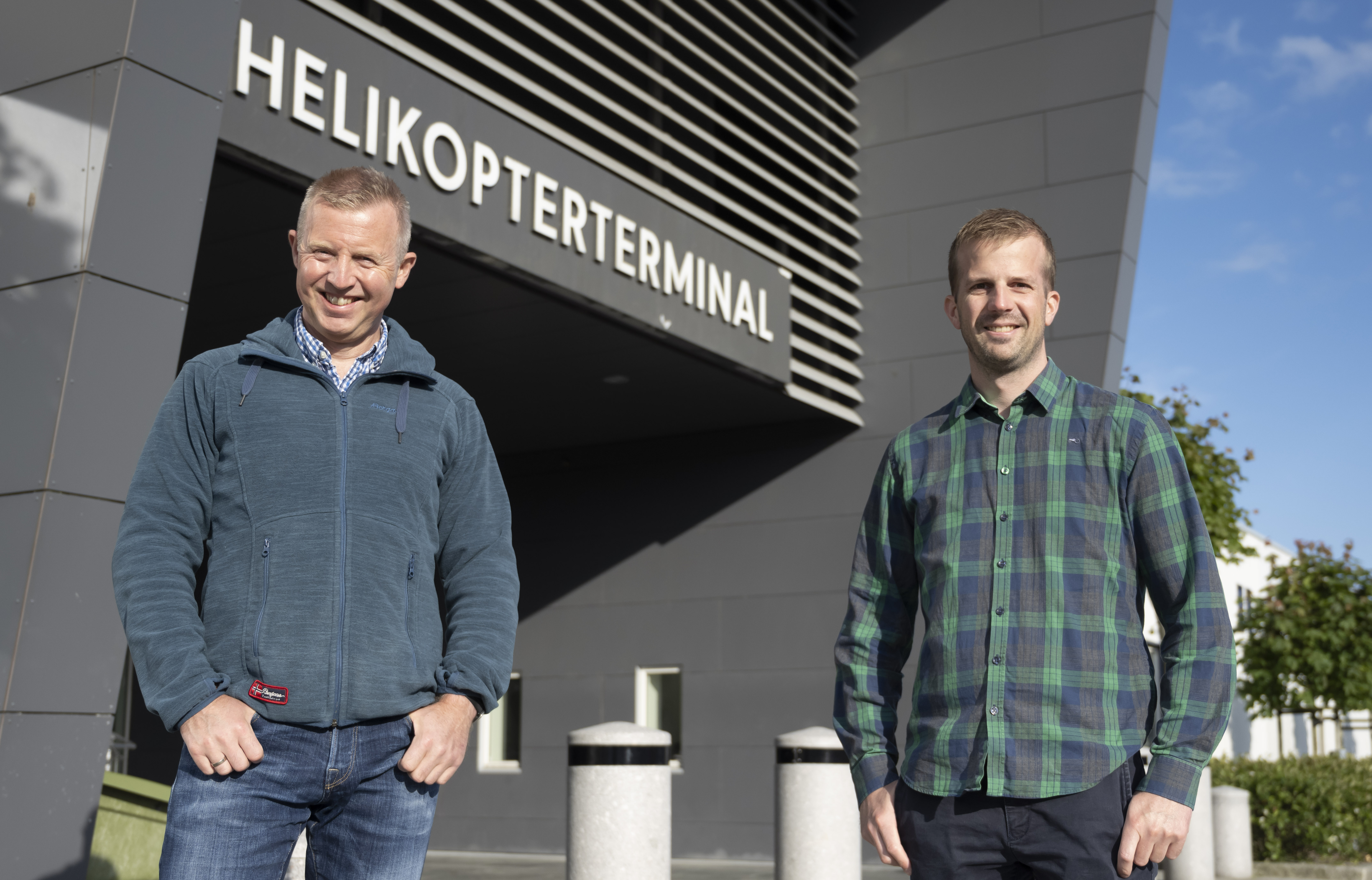 Frode Alfheim (tv) og Eirik Birkeland dro tidlig i morges ut til Ekofisk fra Stavanger lufthavn, Sola. Foto: Atle Espen Helgesen