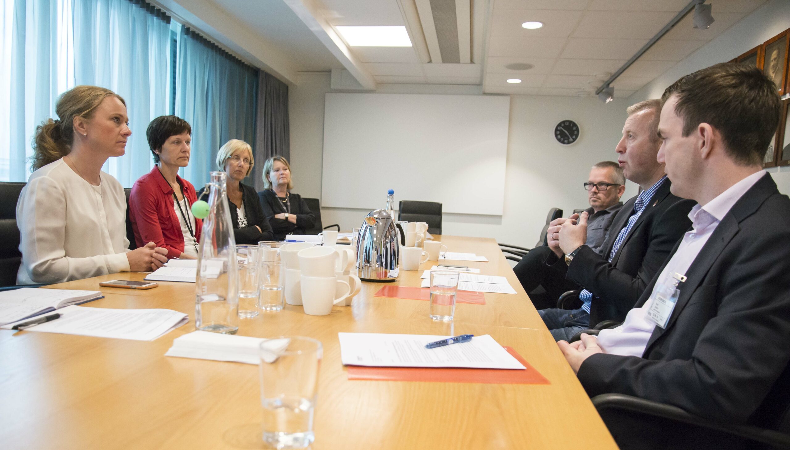 Arbeidsminister Anniken Haulie (tv) hadde satt av god tid til møtet med Industri Energi. Foto: Atle Espen Helgesen
