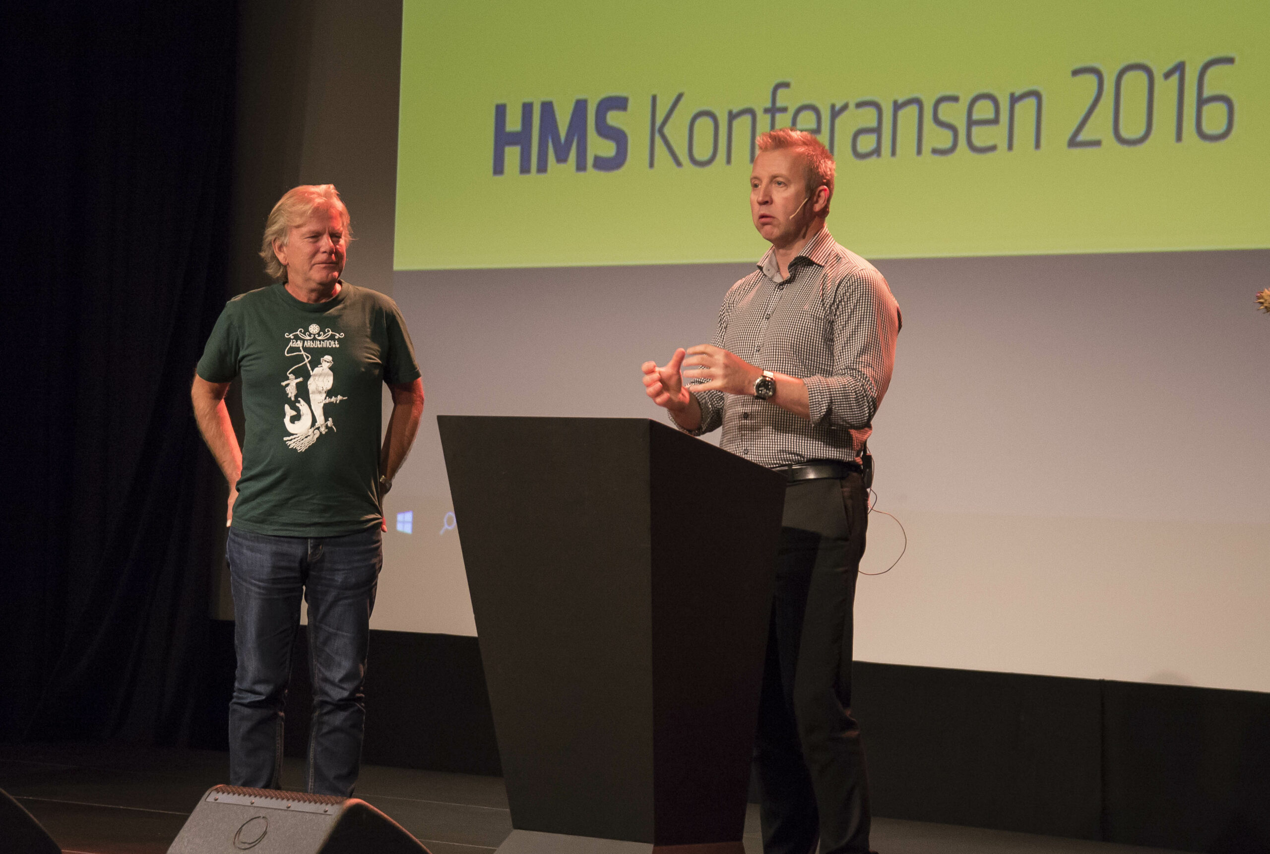 Jon Arne Mo ble takket av nestleder Frode Alfheim på HMS-konferansen.