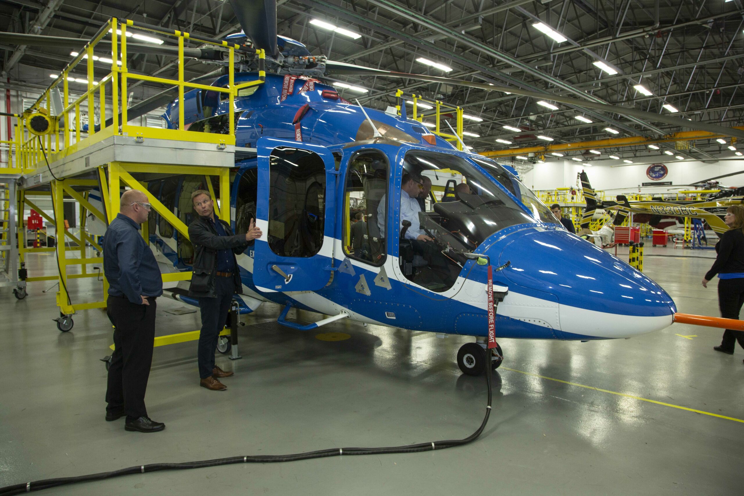 Ved Bell Flight Research Center utenfor Dallas fikk Helikopterutvalget se nærmere på en av 525-testmaskinene. Foto: Bell Helicopter