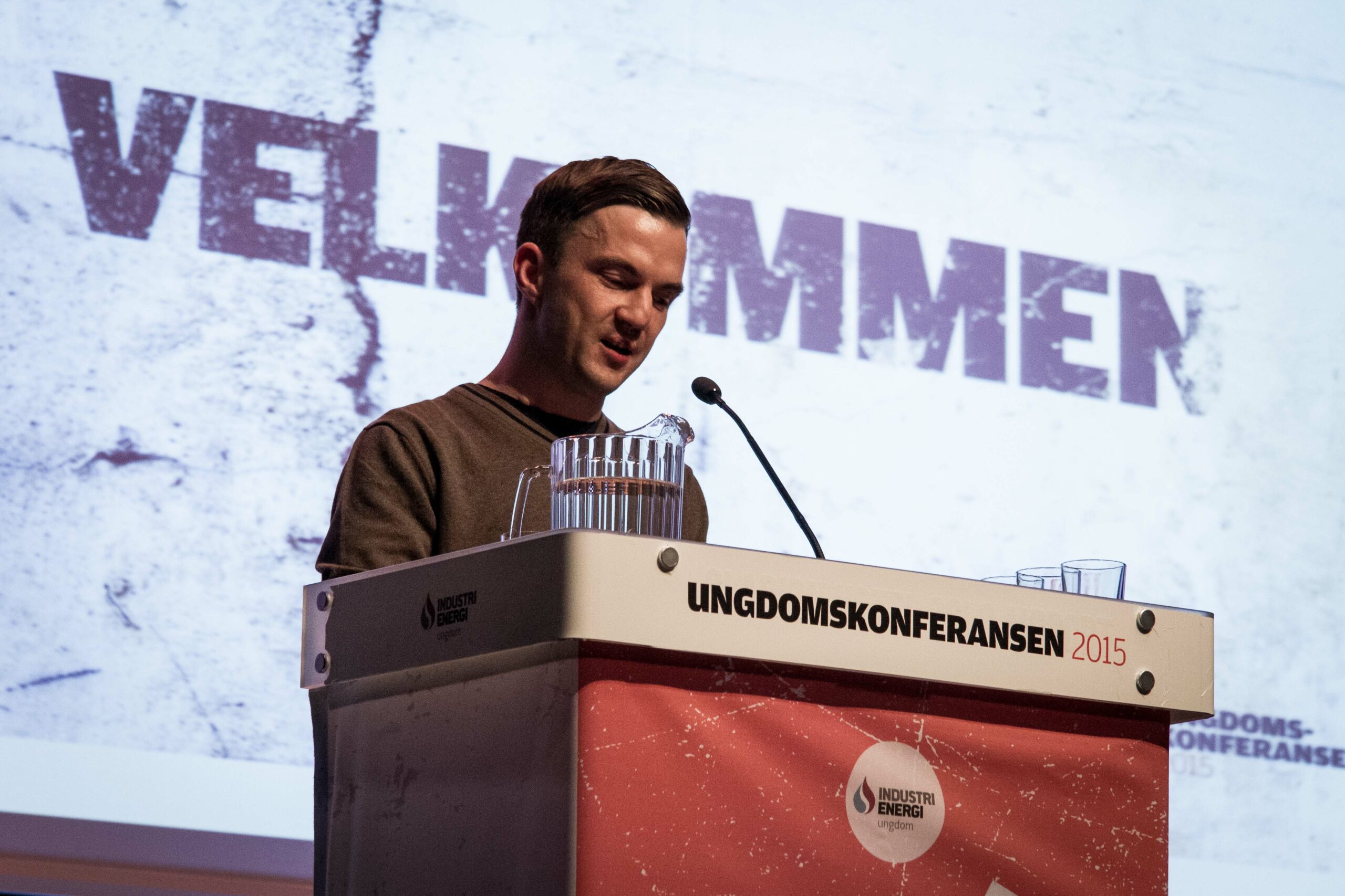 Johnny Håvik, leder av Industri Energi sitt Ungdomsutvalg åpner årets ungdomskonferanse på Gardermoen