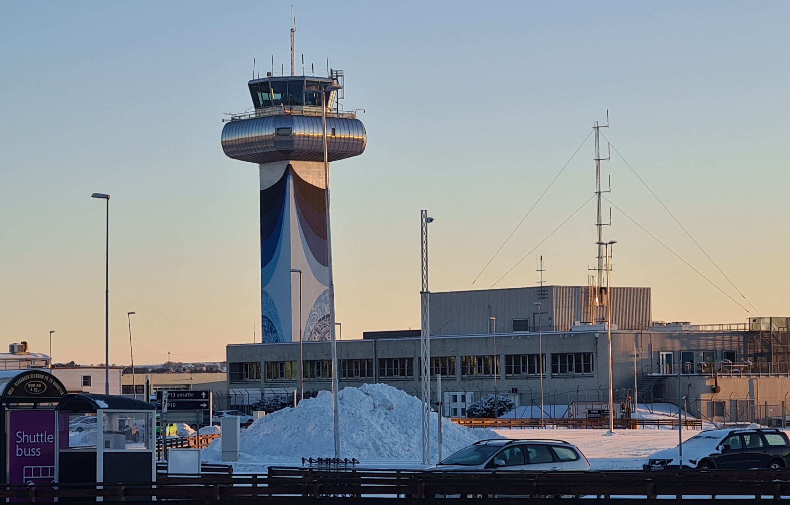 Sola Kontrollsentral ligger like ved flytårnet og hovedredningssentralen på Sola. Foto: Atle Espen Helgesen