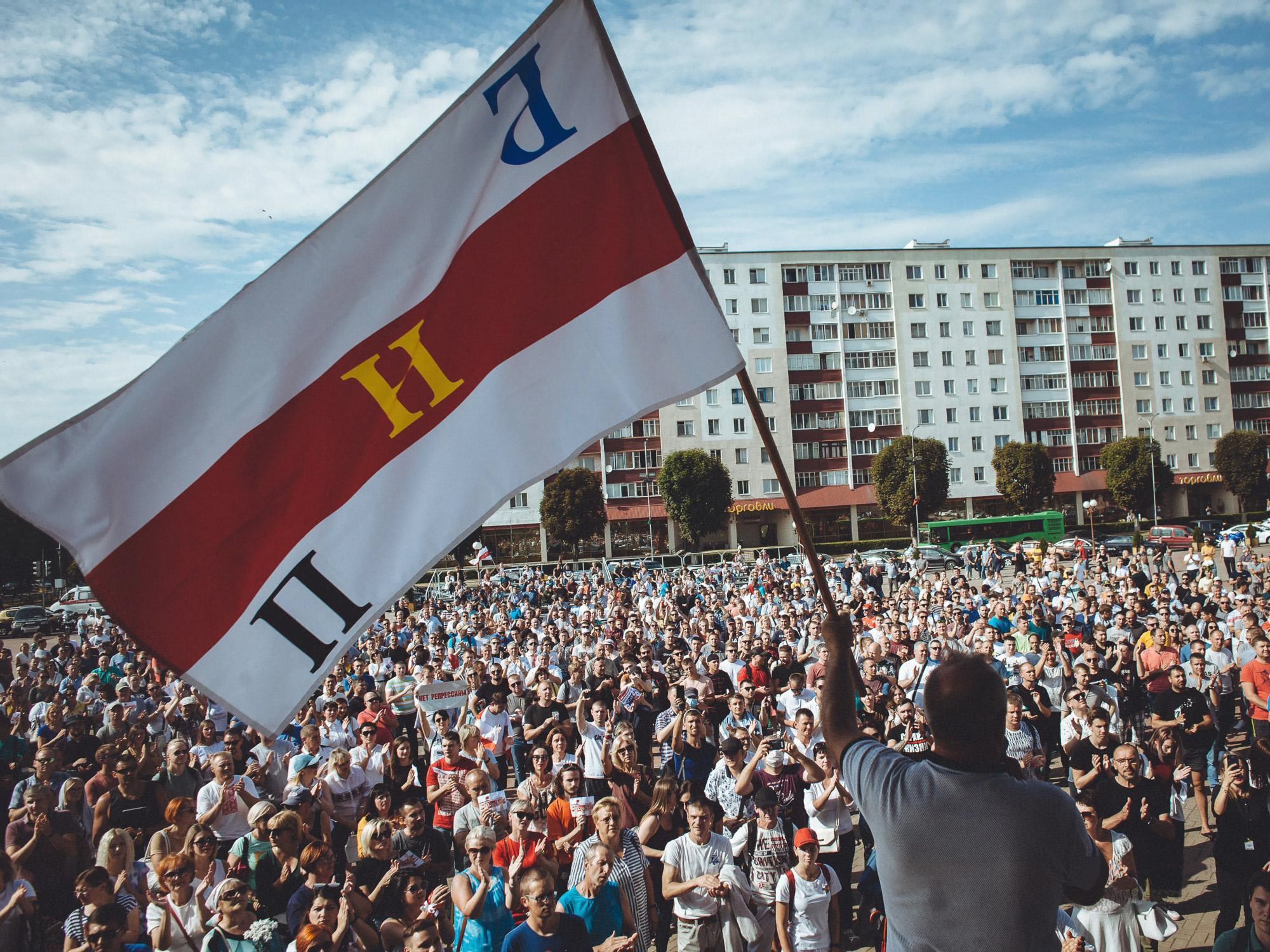 Flagget til BITU vaier under en protest i Salihorsk i august 2020. Foto: BITU/IndustriAll.