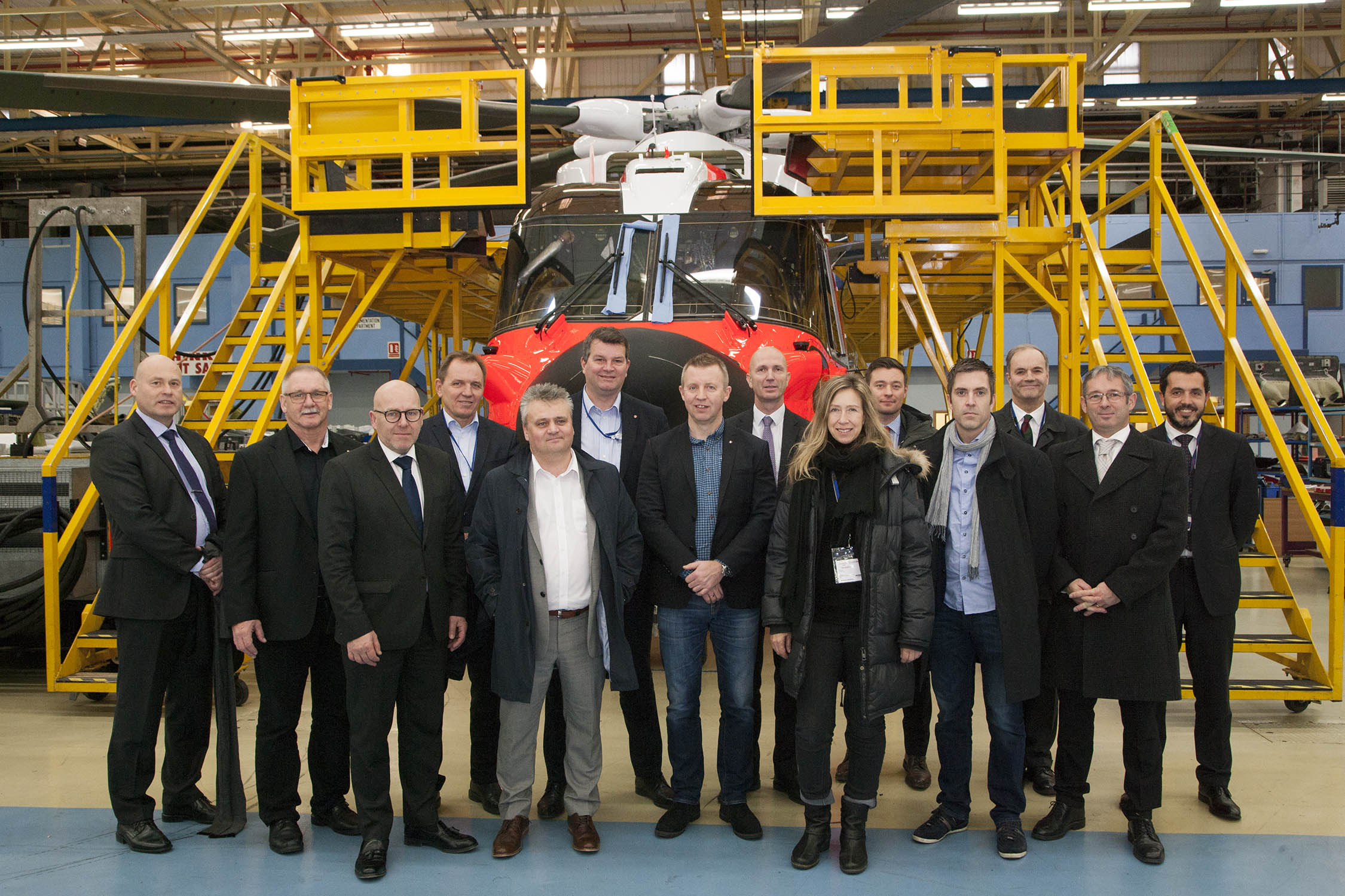 Forbundsleder Frode Alfheim (midten) deltok denne uka i en LO-delegasjon som så nærmere på produksjonen av AW101-redningshelikoptre.