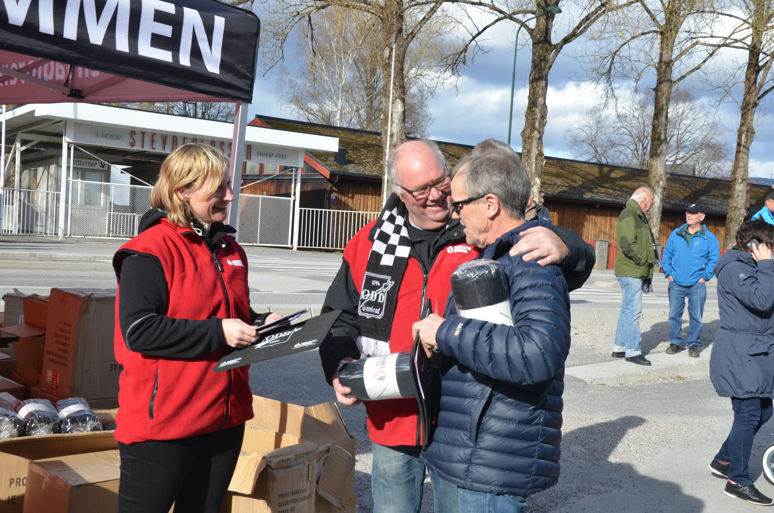 Wenche Tveitan, tillitsvalgt i Noretyl og Tom Jacobsen, tillitsvalgt i Norcem, kaprer en Odd-supporter