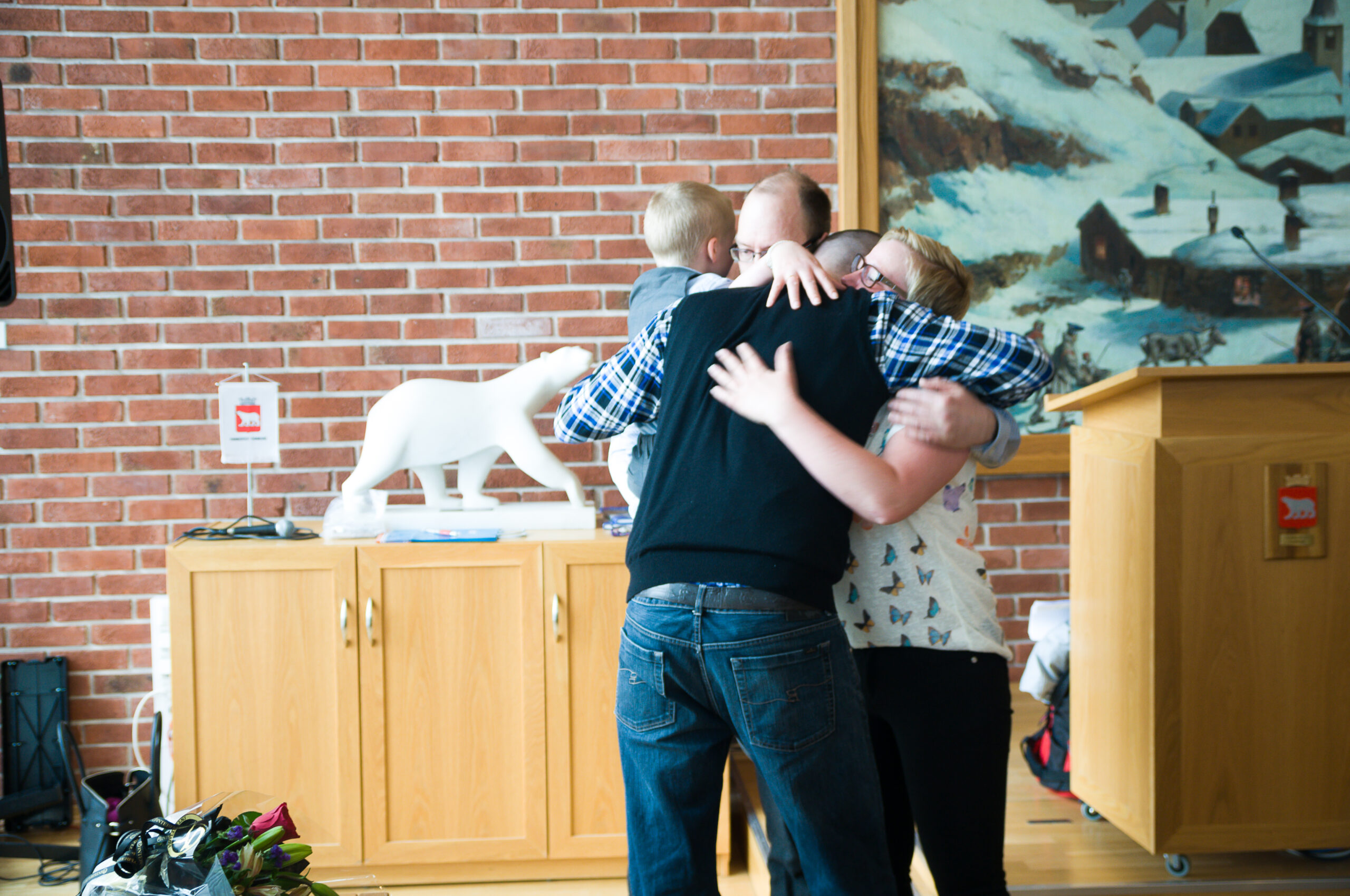 Det ble et rørende gjensyn mellom familien Johansen og Thomas Rognli i Hammerfest. Foto: Kristian Østvik