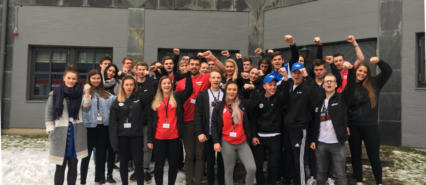 – Det er veldig gode nyheter at Statoil tenker fremover, og satser på unge nyutdannede, sier leder i Ungdomsutvalget i industri Energi Statoil, Lars Svendsen. Bildet viser en gjeng med unge medlemmer i Statoil.